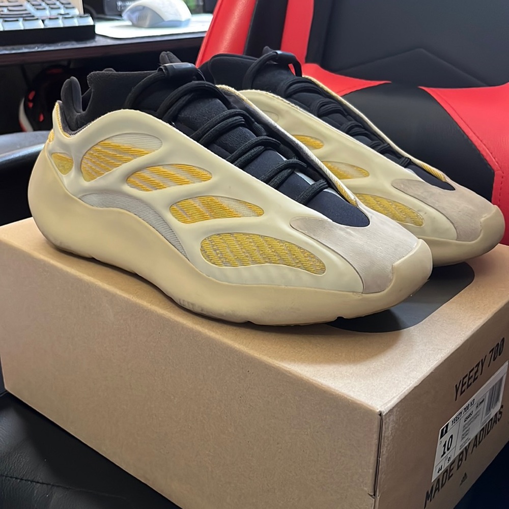 Yeezy 700 v3